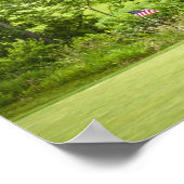 Eine amerikanische Flagge auf einem Golf Green Poster (Ecke)