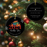 Eine andere Drehung | Funny 2024 Dumpster Fire Keramik Ornament<br><div class="desc">Bringen Sie etwas Spaß in Ihre Urlaubssaison mit diesem unglaublich witzig 2024 Müller Feuerwehrschmuck. Ideal für diejenigen, die ein bisschen Sarkasmus Liebe haben und dieses Jahr über die wilde Fahrt lachen können, ist dieses Ornament mit einem flammenden Mülleimer und der Phrase "2024: Another Plot Drehung". Egal ob Sie es einem...</div>