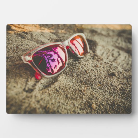 Eine angesagte Sonnenbrille am Strand Fotoplatte (Vorderseite)