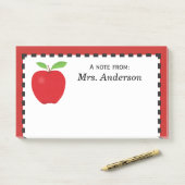 Eine Anmerkung vom Lehrer mit rotem Apple Post-it Klebezettel (Auf Schreibtisch)