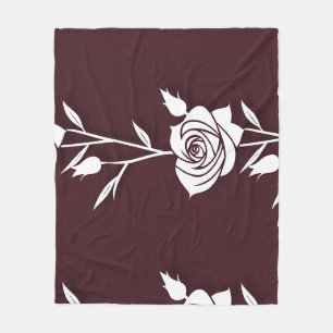 Eine Anordnung minimalistischer Rosen in einer Lin Fleecedecke