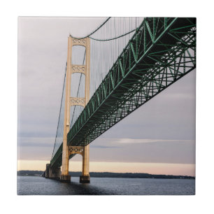 Eine Ansicht der Mackinac-Brücke vom Lake Michigan Fliese