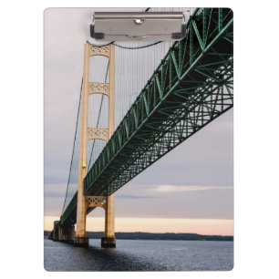 Eine Ansicht der Mackinac-Brücke vom Lake Michigan Klemmbrett
