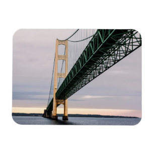 Eine Ansicht der Mackinac-Brücke vom Lake Michigan Magnet