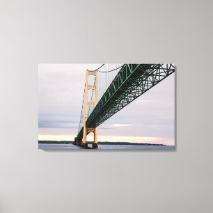 Eine Ansicht der Mackinac-Brücke vom Michigansee a Leinwanddruck