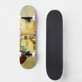 Eine Ansicht des Kanals mit Booten und Gebäude Skateboard (Vorderseite)