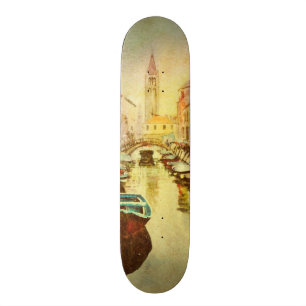 Eine Ansicht des Kanals mit Booten und Gebäude Skateboard
