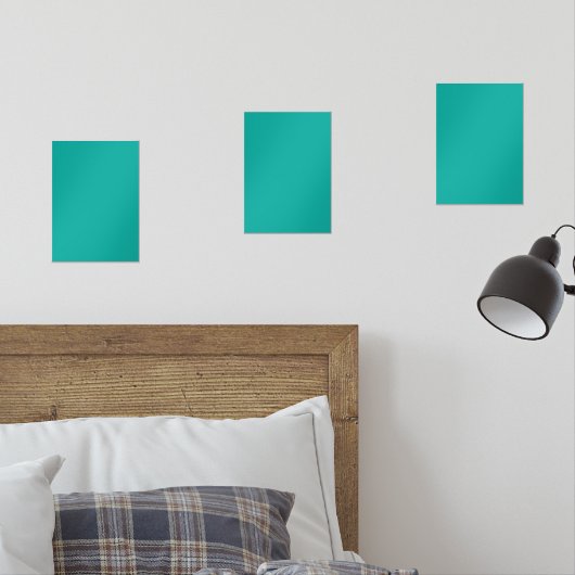 Eine aquamarine Grünfläche, die durch einen Kontra Bilderwand Sets (Schlafzimmer)