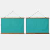 Eine aquamarine Grünfläche, die durch einen Kontra Wandteppich Mit Holzrahmen (Doppelt)