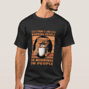 Eine aufgeregte persische Katze trinkt ihren Morge T-Shirt