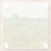 Eine ausgedehnte Wiesen-Landschaft mit Gänsen Glasuntersetzer (Rückseite)