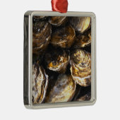 Eine Austernplatte. Silbernes Ornament (Rechts)