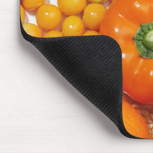 Eine Auswahl an Orangenfrüchten und -gemüse. Mousepad (Ecke)