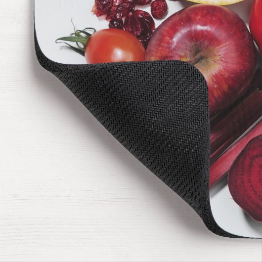 Eine Auswahl an rotem Obst und Gemüse. Mousepad (Ecke)