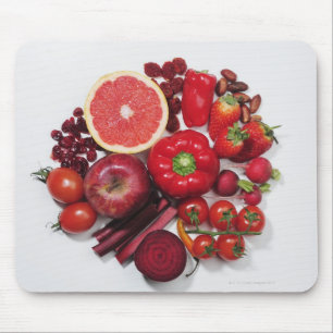 Eine Auswahl an rotem Obst und Gemüse. Mousepad