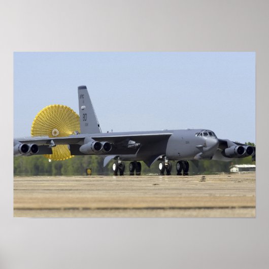 Eine B-52 Stratofestress setzt ihren Hubschrauber  Poster (Vorne)