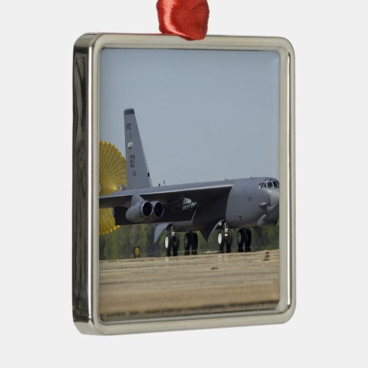 Eine B-52 Stratofestress setzt ihren Hubschrauber Silbernes Ornament (Rechts)