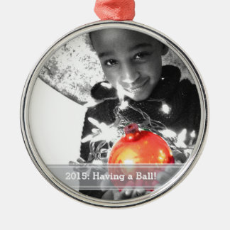 Eine Ball-Feiertags-Weihnachtsverzierung haben Silbernes Ornament