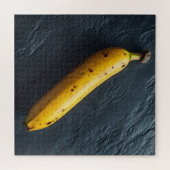 Eine Banane auf einer dunklen Oberfläche Puzzle (Horizontal)