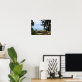 Eine Bank mit Blick auf den Hawk Berg Poster (Heimbüro)