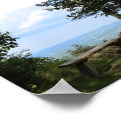 Eine Bank mit Blick auf den Hawk Berg Poster (Ecke)