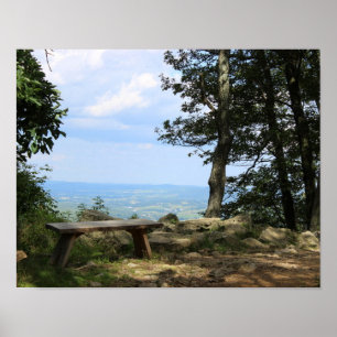 Eine Bank mit Blick auf den Hawk Mountain Poster