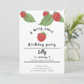 eine Beere Himbeere zum Geburtstag Einladung (Stehend Vorderseite)