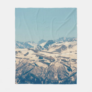 Eine Bergkette mit aufkeimenden Schnee und Eis im  Fleecedecke