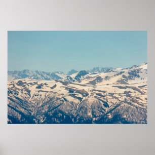 Eine Bergkette mit aufkeimenden Schnee und Eis im Poster