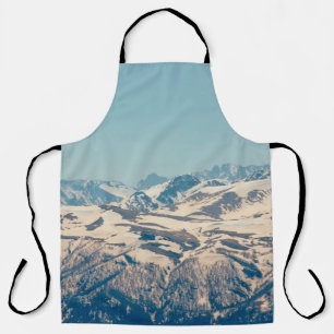 Eine Bergkette mit aufkeimenden Schnee und Eis im  Schürze