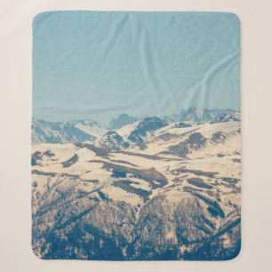Eine Bergkette mit aufkeimenden Schnee und Eis im  Sherpadecke