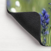 Eine Bergwiese mit Wildblumen Mousepad (Ecke)