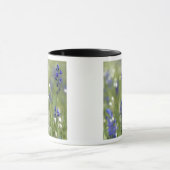 Eine Bergwiese mit Wildblumen Tasse (Zentrum)