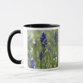 Eine Bergwiese mit Wildblumen Tasse (Links)