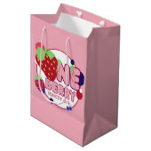 Eine Berry Sweet Girl Medium Geschenktasche Mittlere Geschenktüte (Vorderseite Schrägansicht)