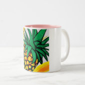 Eine besondere Tasse mit Bildern von Ananas (VorderseiteRechts)