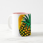Eine besondere Tasse mit Bildern von Ananas (Vorderseite Links)