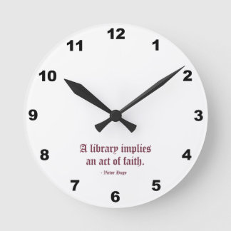 Eine Bibliothek bedeutet ein Autodafe Runde Wanduhr