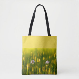 Eine Biene auf den wilden Blume des Frühlings Tasche