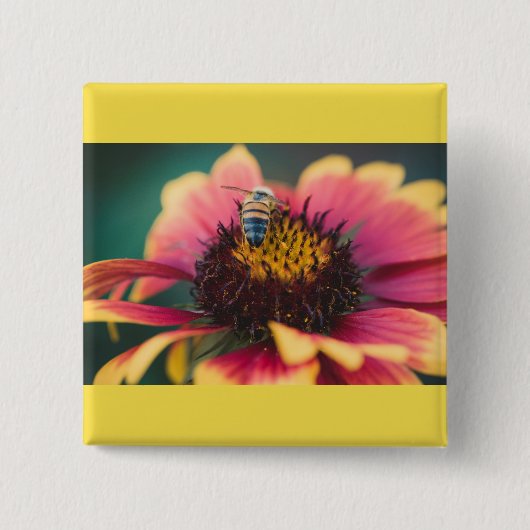 Eine Biene auf einer Blume Button (Vorderseite)