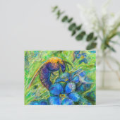 Eine Biene & Vergessen-nicht-Blume Postkarte (Stehend Vorderseite)