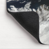 Eine blass graue Asche bläst vom Gipfel Mousepad (Ecke)