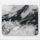 Eine blass graue Asche bläst vom Gipfel Mousepad (Vorne)