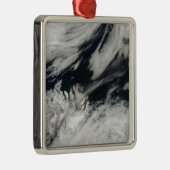 Eine blass graue Asche bläst vom Gipfel Ornament Aus Metall (Rechts)