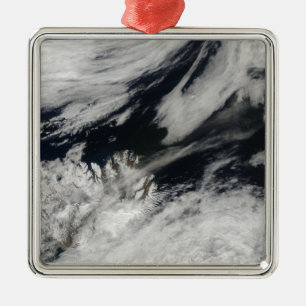 Eine blass graue Asche bläst vom Gipfel Ornament Aus Metall