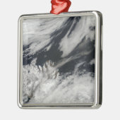 Eine blass graue Asche bläst vom Gipfel Ornament Aus Metall (Links)