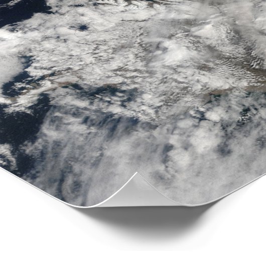 Eine blass graue Asche bläst vom Gipfel Poster (Ecke)