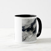 Eine blass graue Asche bläst vom Gipfel Tasse (VorderseiteRechts)