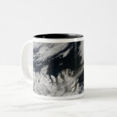 Eine blass graue Asche bläst vom Gipfel Zweifarbige Tasse (Vorderseite Links)