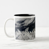 Eine blass graue Asche bläst vom Gipfel Zweifarbige Tasse (Links)